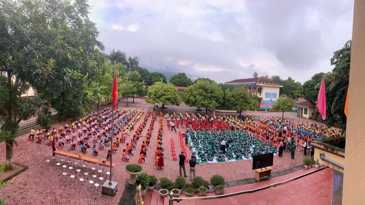 Học sinh Tiểu học Tằng Loỏng sôi nổi tranh tài “Đấu trường Tiếng Anh” 1 561438592 1159840462916544 7499718951786587391 n 1