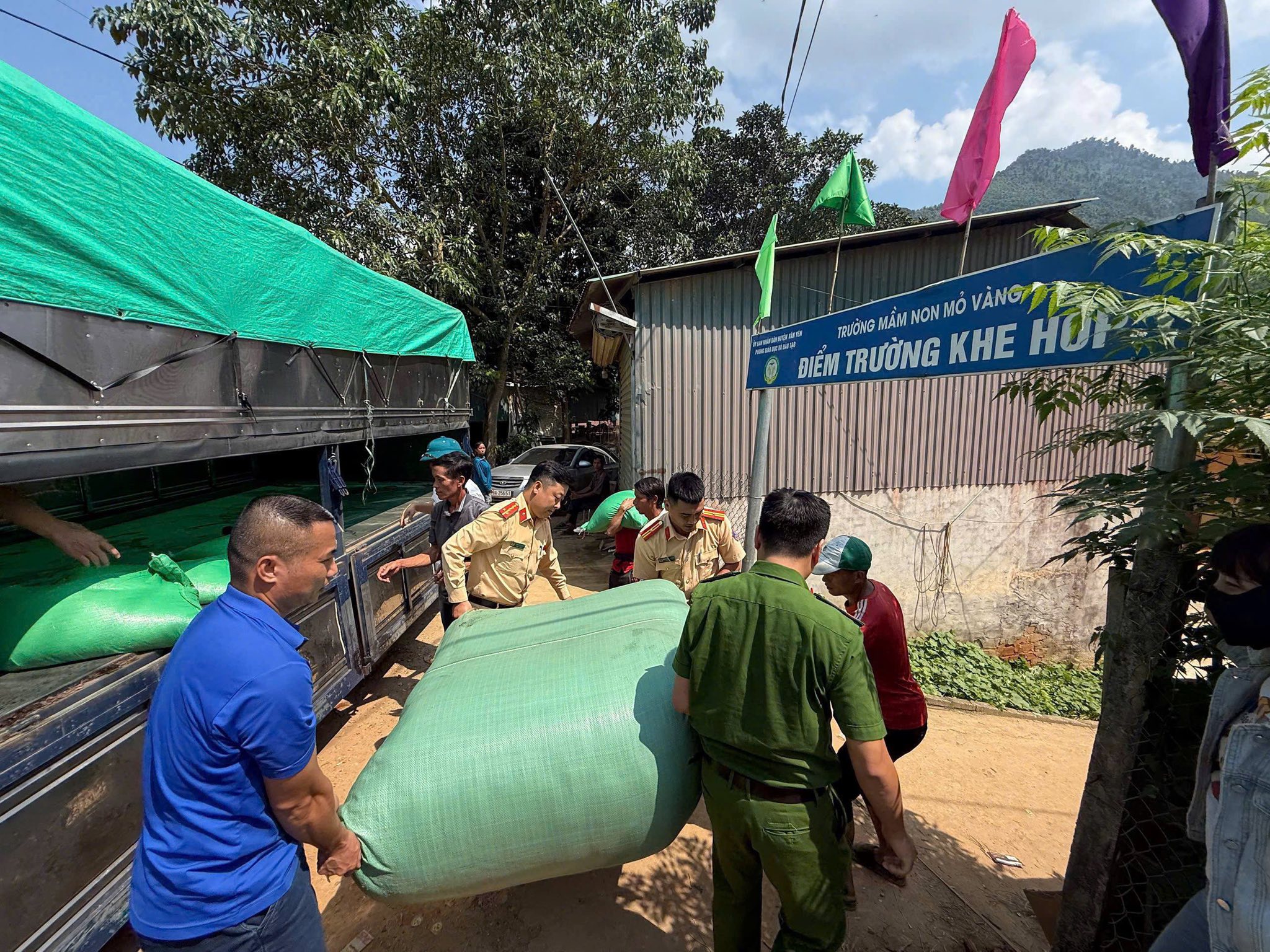 Tuổi trẻ Cảnh sát giao thông Lào Cai chung tay tiếp sức học sinh vùng lũ Mỏ Vàng 3 561449358 1129818016009079 8158793105546062205 n