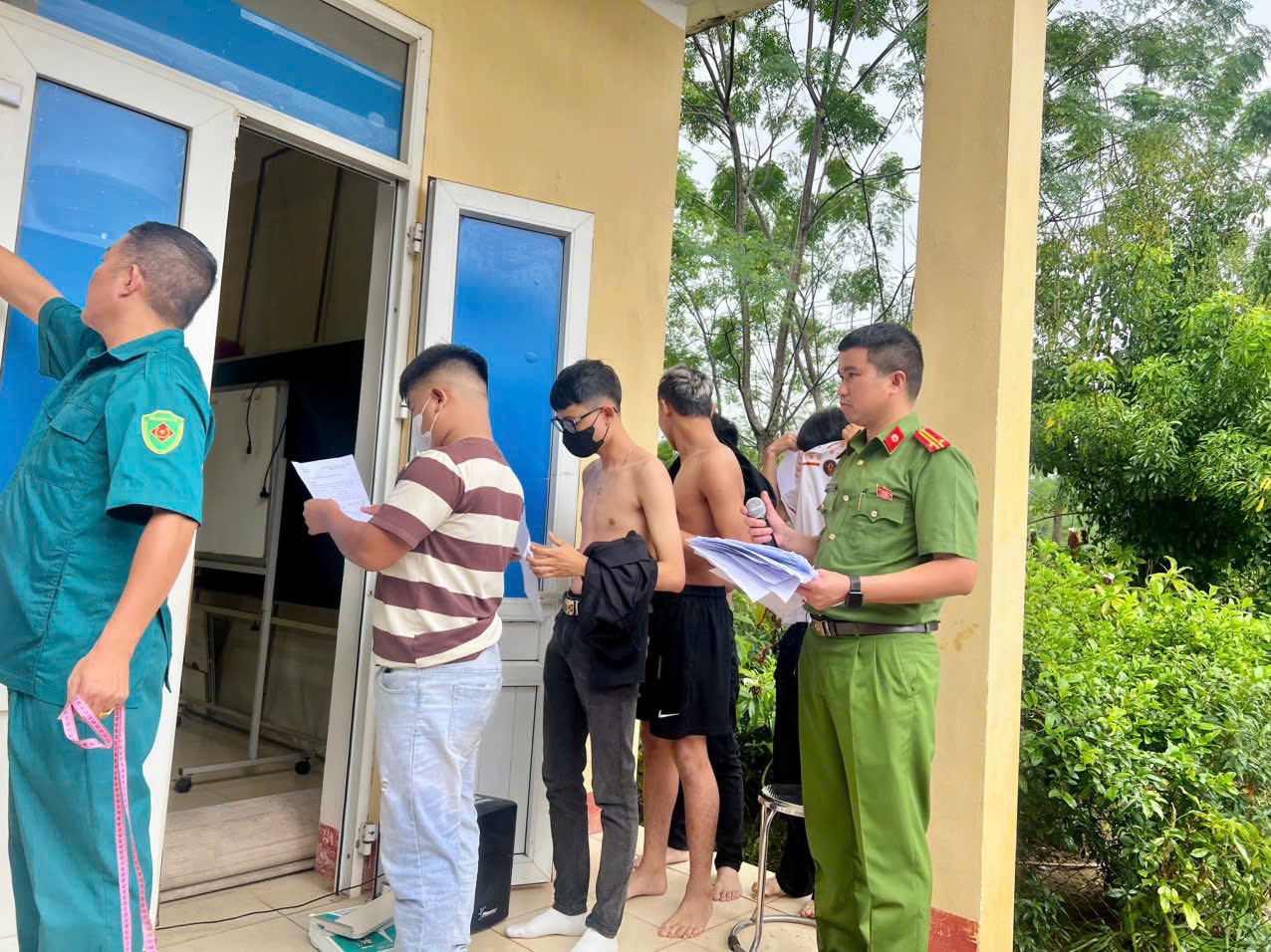 Thanh niên Yên Bình hăng hái khám tuyển nghĩa vụ quân sự, tiếp nối truyền thống “Thóc không thiếu một cân, quân không thiếu một người” 2 563445072 1174282994805621 4402114000308801055 n