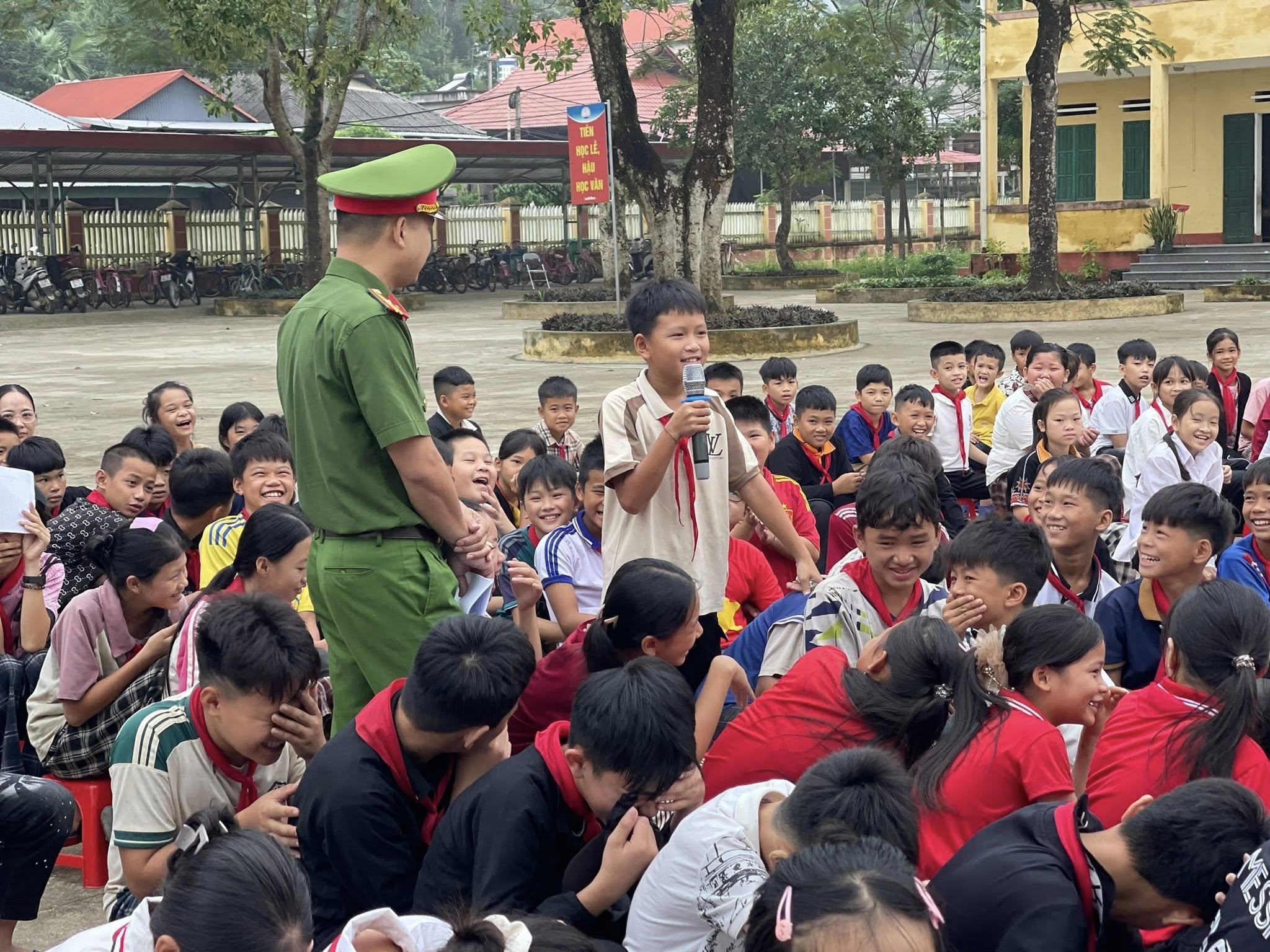Tuyên truyền pháp luật, hành trang vững bước cho học sinh vùng cao 4 564208531 1127290962861434 1783560070072280614 n