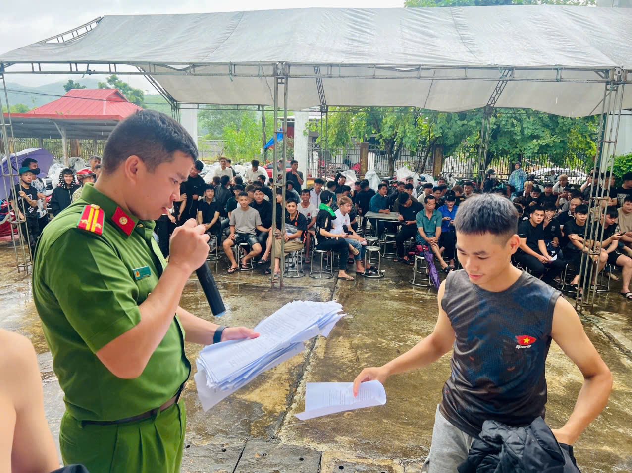 Thanh niên Yên Bình hăng hái khám tuyển nghĩa vụ quân sự, tiếp nối truyền thống “Thóc không thiếu một cân, quân không thiếu một người” 5 564250684 1174283138138940 5164195961377160484 n