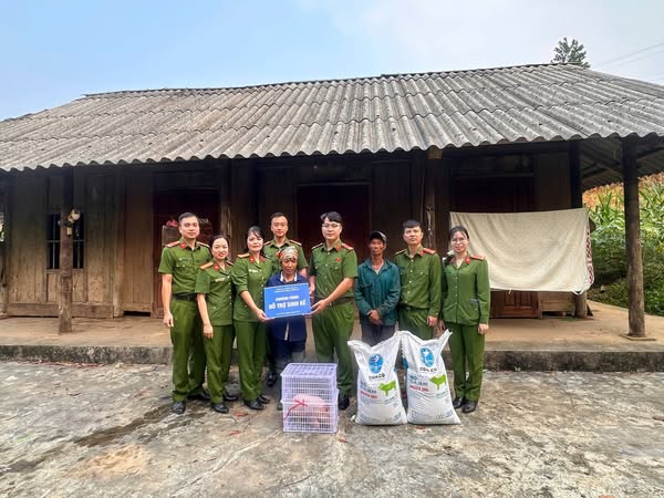 Cán bộ, hội viên phụ nữ Công an Lào Cai chung tay hỗ trợ dân nghèo ổn định cuộc sống 1 564732461 1133557862252780 4905706542340968843 n