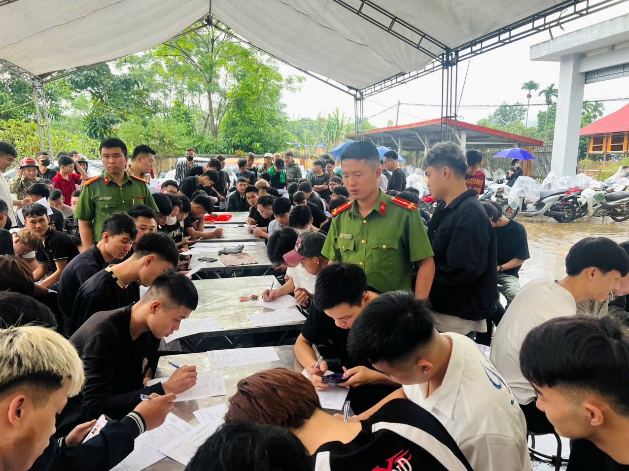 Thanh niên Yên Bình hăng hái khám tuyển nghĩa vụ quân sự, tiếp nối truyền thống “Thóc không thiếu một cân, quân không thiếu một người” 1 565139983 1174283228138931 1124375588567211580 n