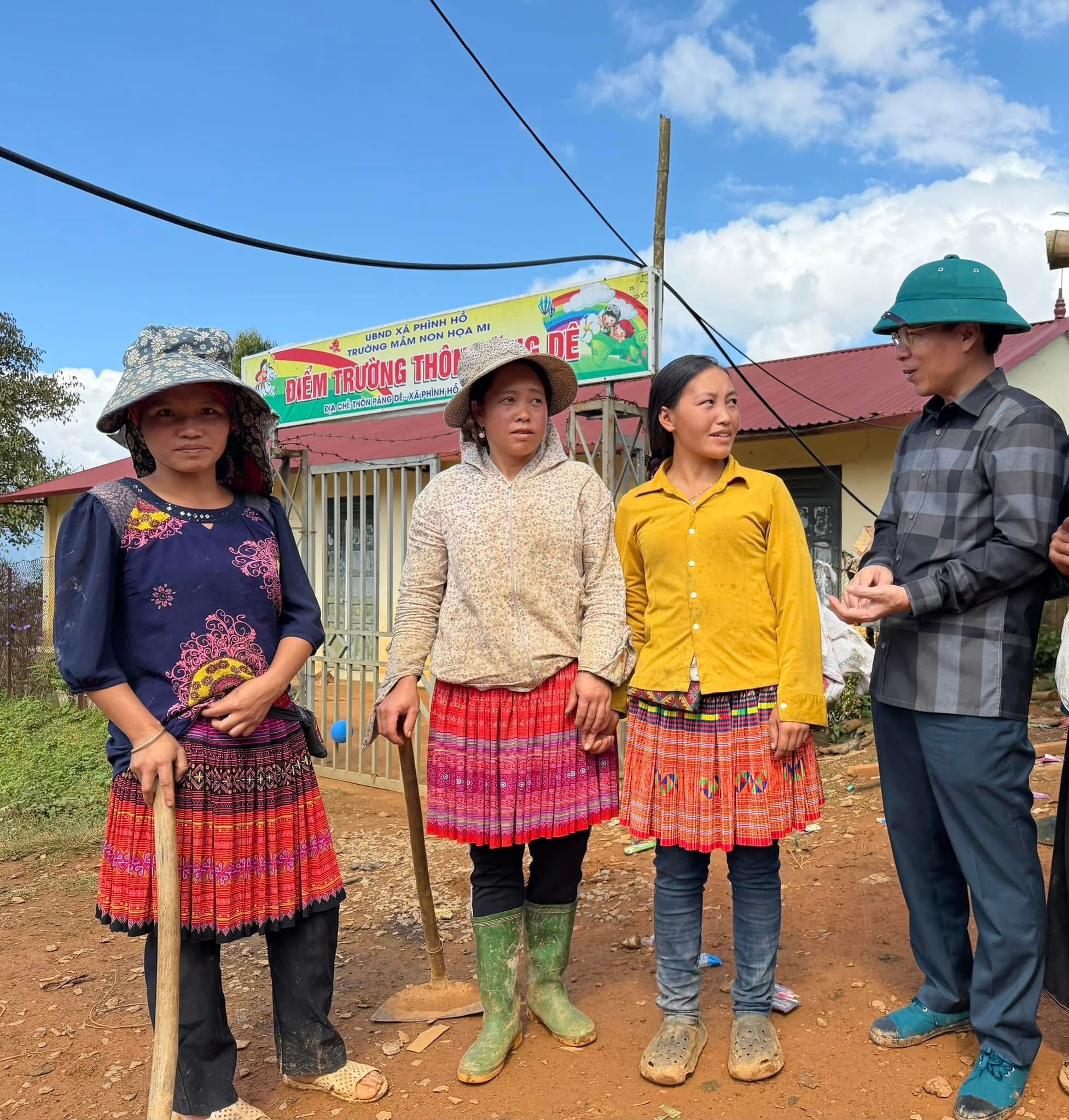 Bí thư Đảng ủy xã Phình Hồ cùng Nhân dân làm đường, xây dựng nông thôn mới 8 565237870 1142428861202912 2497588323416426426 n