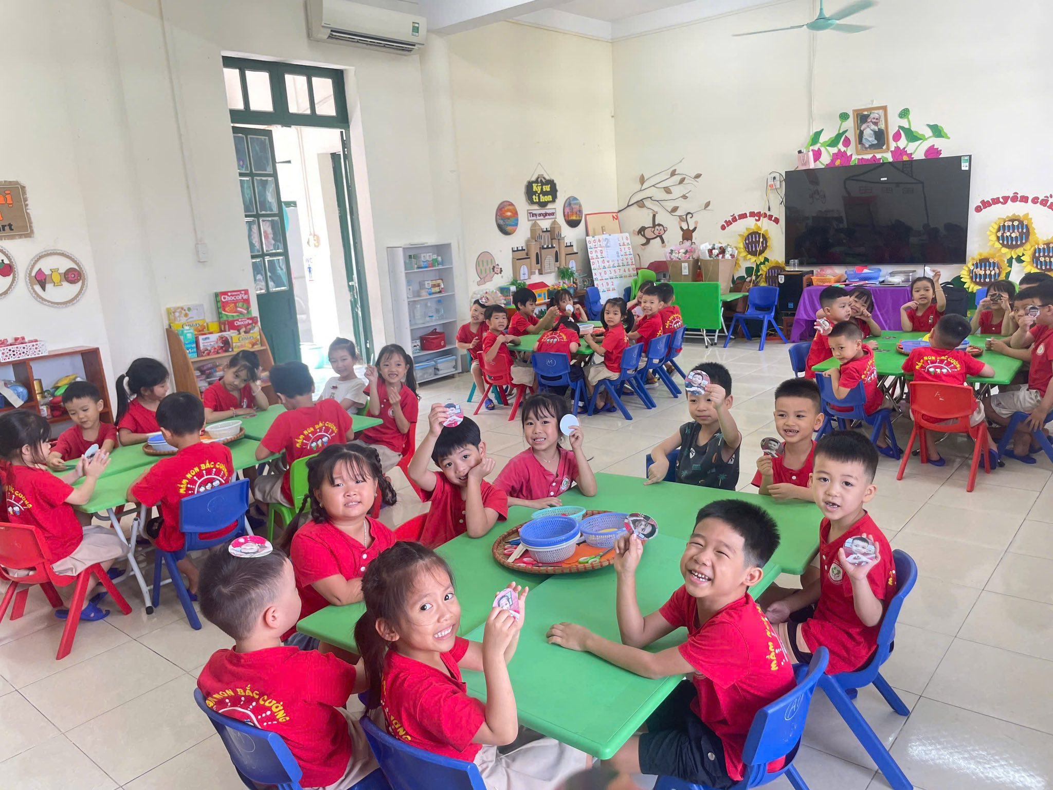 Những món quà yêu thương của bé mầm non Bắc Cường gửi đến ngày 20/10 2 565291184 122138959472925719 5668976122692159187 n
