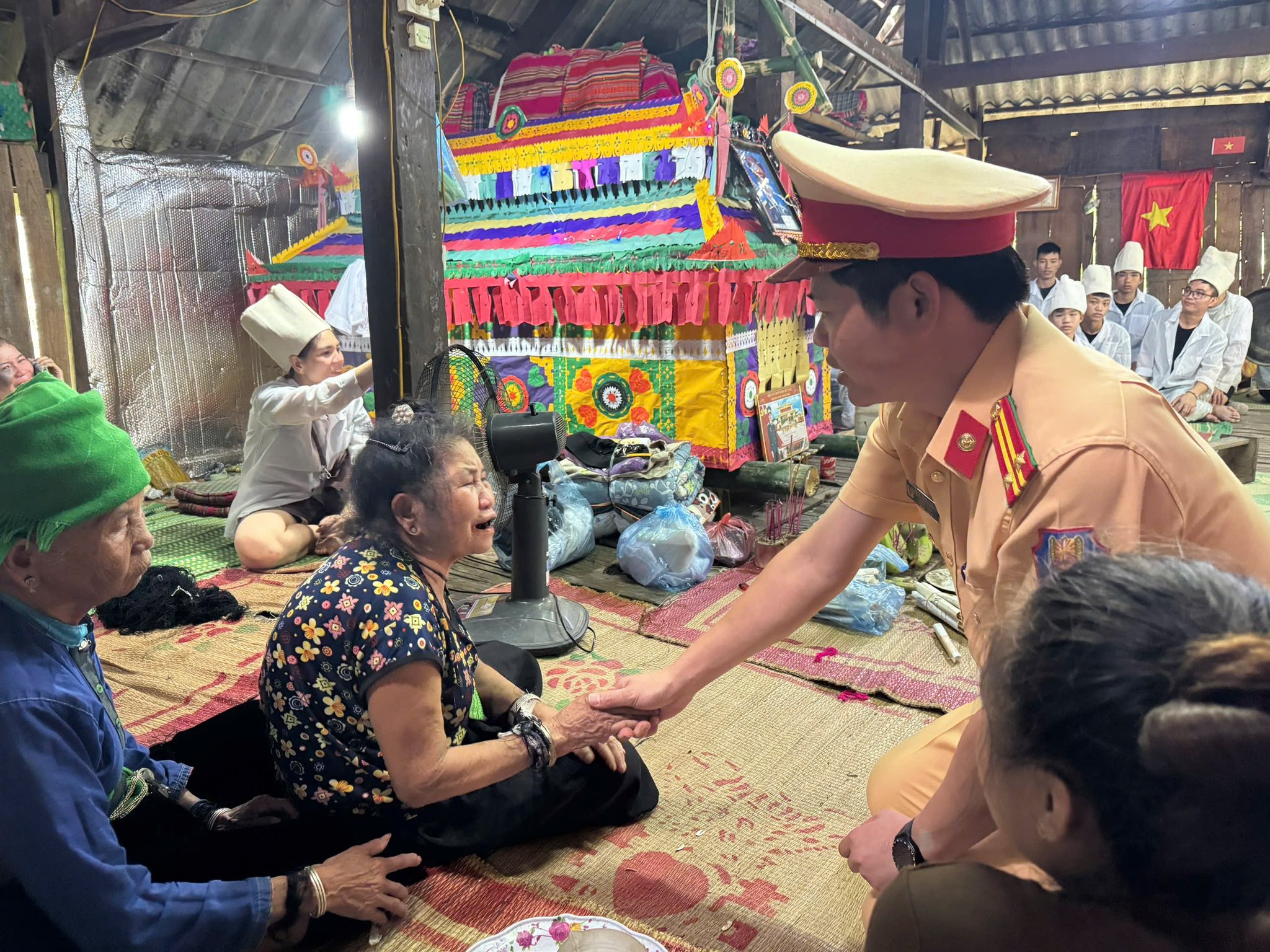 Lào Cai: Sẻ chia nỗi đau, lan tỏa tình người sau vụ tai nạn giao thông thương tâm 4 565651626 122130675386955851 2822809943606742042 n 1