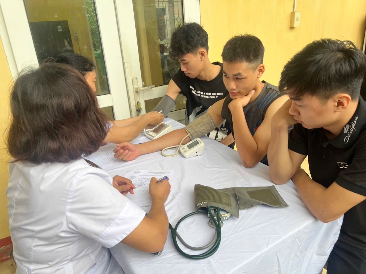 Thanh niên Yên Bình hăng hái khám tuyển nghĩa vụ quân sự, tiếp nối truyền thống “Thóc không thiếu một cân, quân không thiếu một người” 4 565660586 1174283131472274 6939364006767053669 n 1