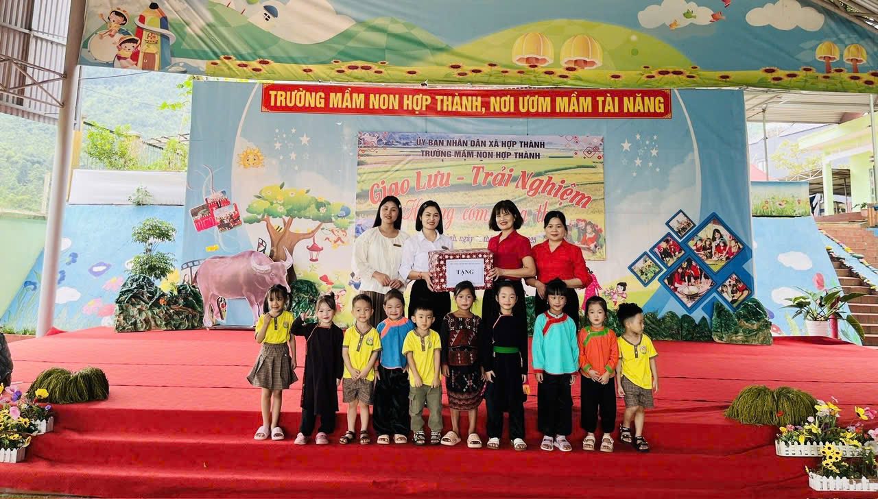 Trường Mầm non Bình Minh cho trẻ trải nghiệm “Hương cốm Hợp Thành”: Học từ hạt ngọc mùa thu 8 565685441 122139328310925719 5356157318893099451 n