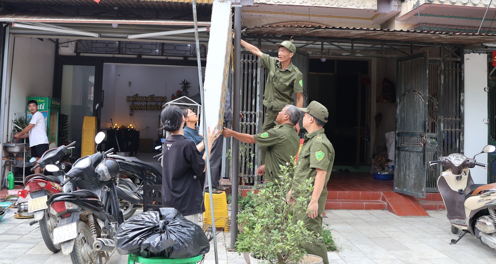 Lục Yên ra quân giải tỏa hành lang giao thông, xây dựng cảnh quan xanh – sạch – đẹp 5 565699175 122227776224299522 5281876219851683880 n