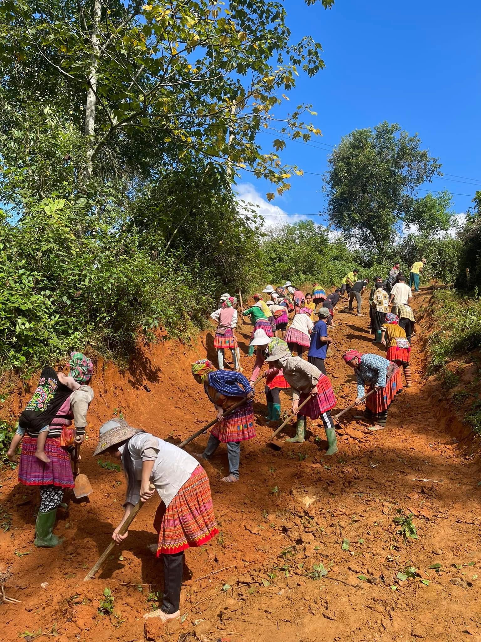 Bí thư Đảng ủy xã Phình Hồ cùng Nhân dân làm đường, xây dựng nông thôn mới 5 565708750 1142428994536232 1679783330401992132 n