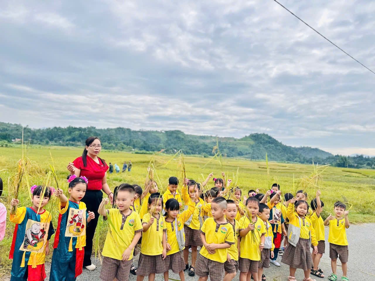 Trường Mầm non Bình Minh cho trẻ trải nghiệm “Hương cốm Hợp Thành”: Học từ hạt ngọc mùa thu 4 565724329 122139328178925719 1786722678257757428 n