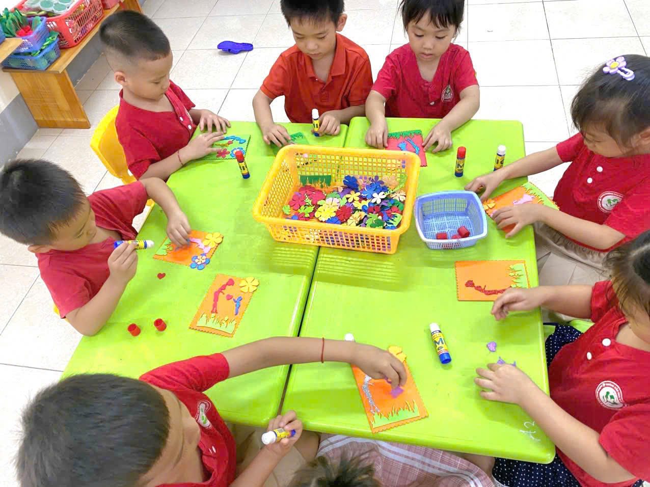 Những món quà yêu thương của bé mầm non Bắc Cường gửi đến ngày 20/10 7 565809900 122138960648925719 6294280769833765044 n