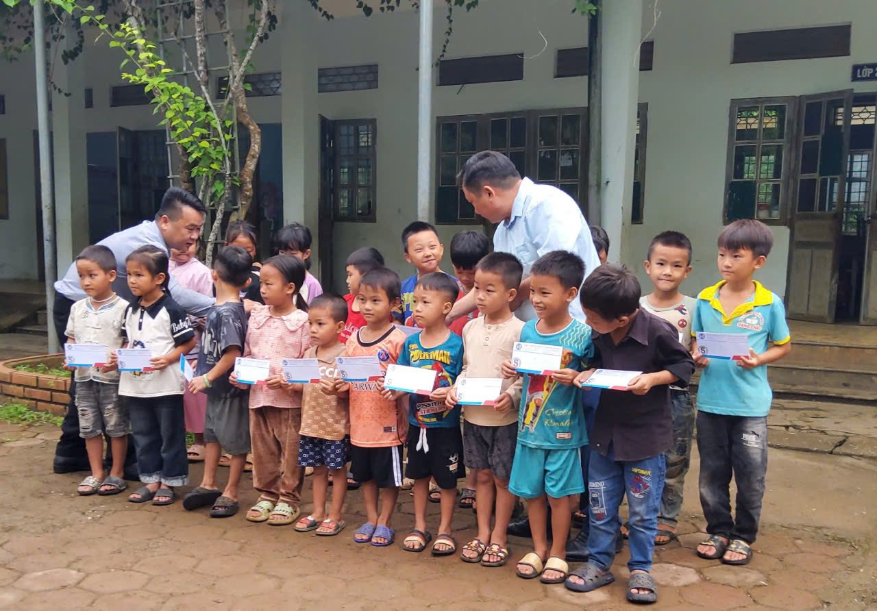 Xuân Hoà: 20 suất quà tiếp sức học sinh nghèo đến trường 1 566214283 1385926520206370 5768066985326261566 n