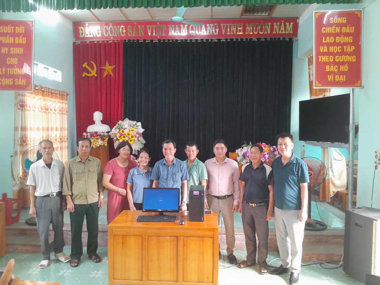 Tằng Loỏng trao tặng máy tính hỗ trợ thôn 6 chuyển đổi số, xây dựng nông thôn mới thông minh 1 566254359 1165041239063133 7424389169839701464 n
