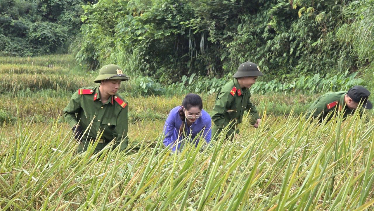 Văn Bàn: Giọt nghĩa tình gửi mẹ nạn nhân vụ sạt lở xe bán tải 5 567508679 790621153804595 3676473056395329682 n