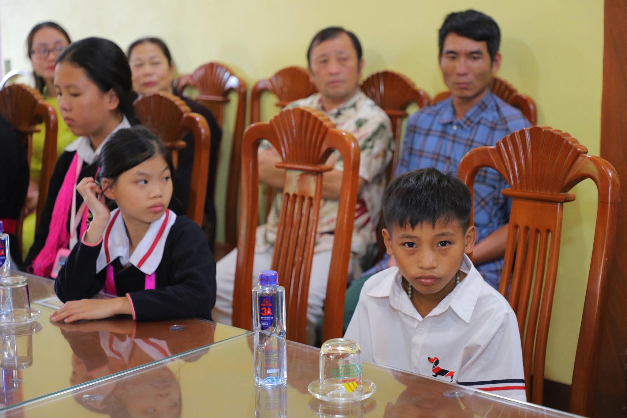 Hai con nuôi Công an xã Xuân Quang được tiếp sức bằng học bổng "Nâng bước ước mơ" 3 568164250 122222639480090189 2502409128629240792 n