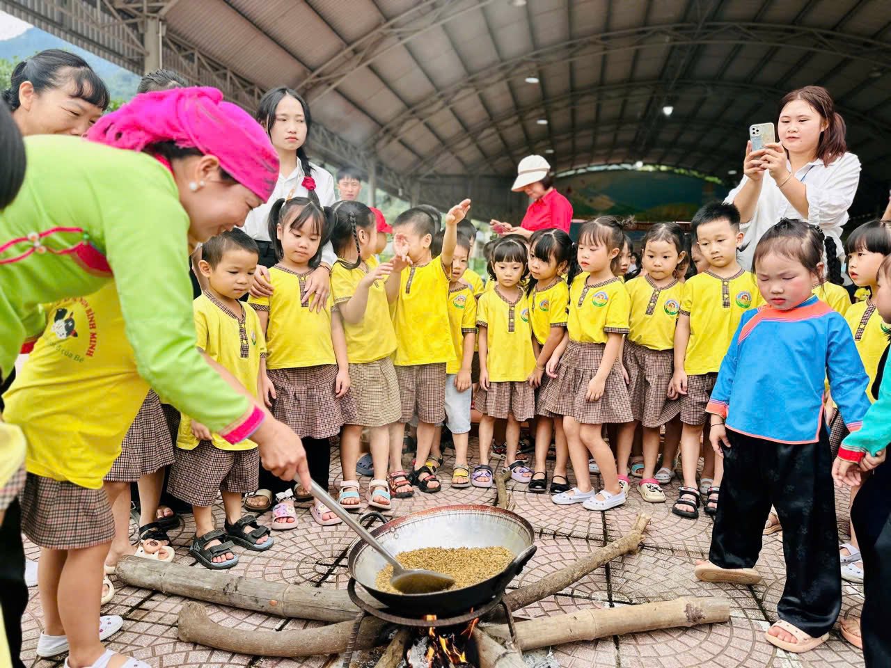 Trường Mầm non Bình Minh cho trẻ trải nghiệm “Hương cốm Hợp Thành”: Học từ hạt ngọc mùa thu 5 568164262 122139328142925719 1482552307474069978 n