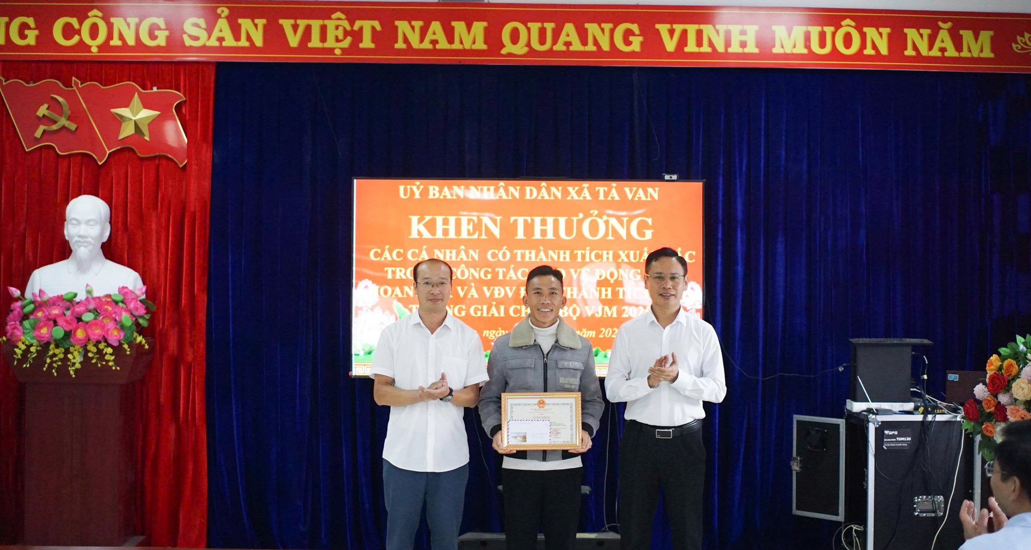 Xã Tả Van vinh danh hai công dân tiêu biểu lan tỏa những giá trị tốt đẹp 2 568179670 1349286153874113 6234125009652133 n