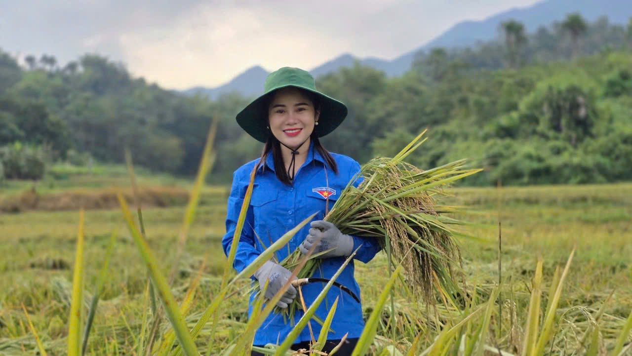 Văn Bàn: Giọt nghĩa tình gửi mẹ nạn nhân vụ sạt lở xe bán tải 3 568228729 790621147137929 8392945278771720708 n