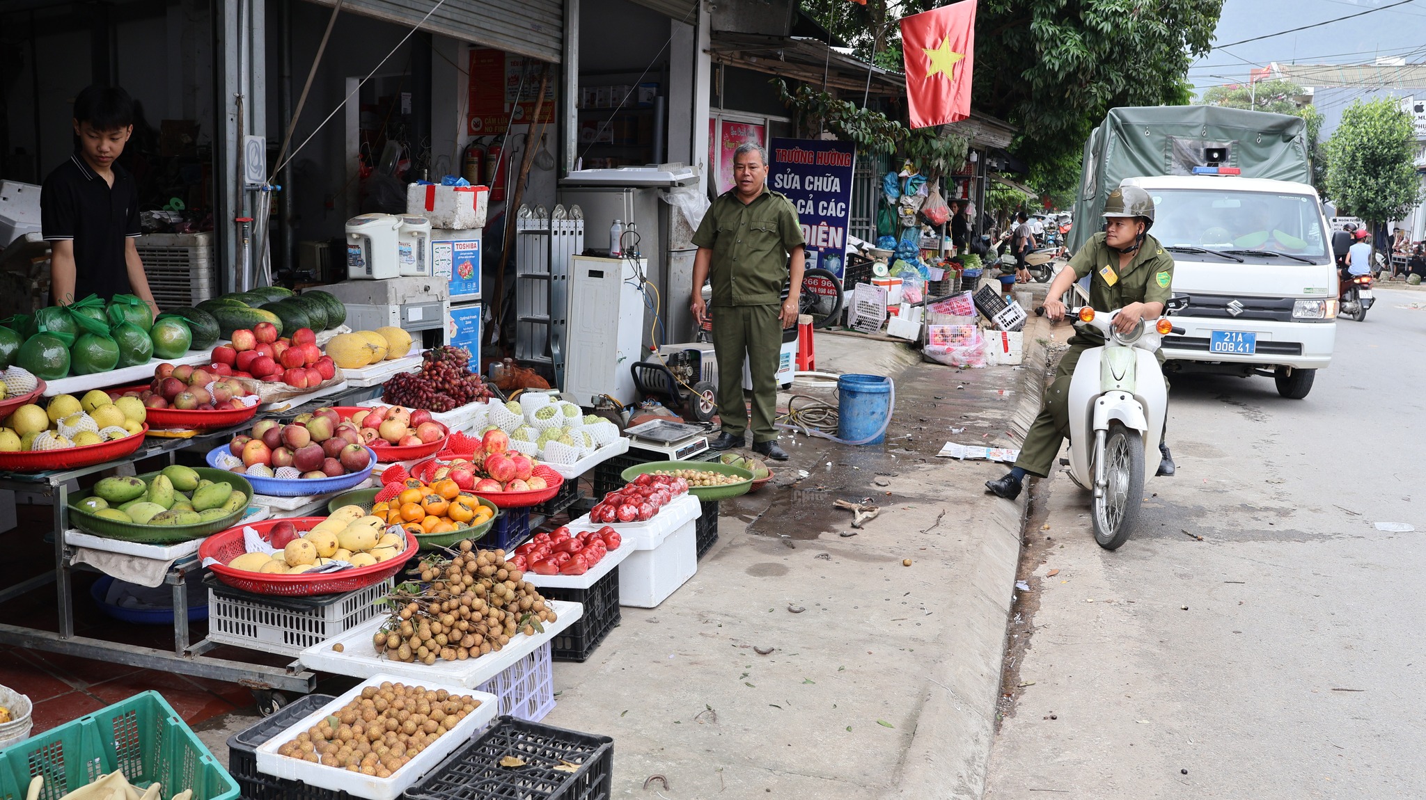 Lục Yên ra quân giải tỏa hành lang giao thông, xây dựng cảnh quan xanh – sạch – đẹp 4 568336085 122227776158299522 4918407977411488334 n