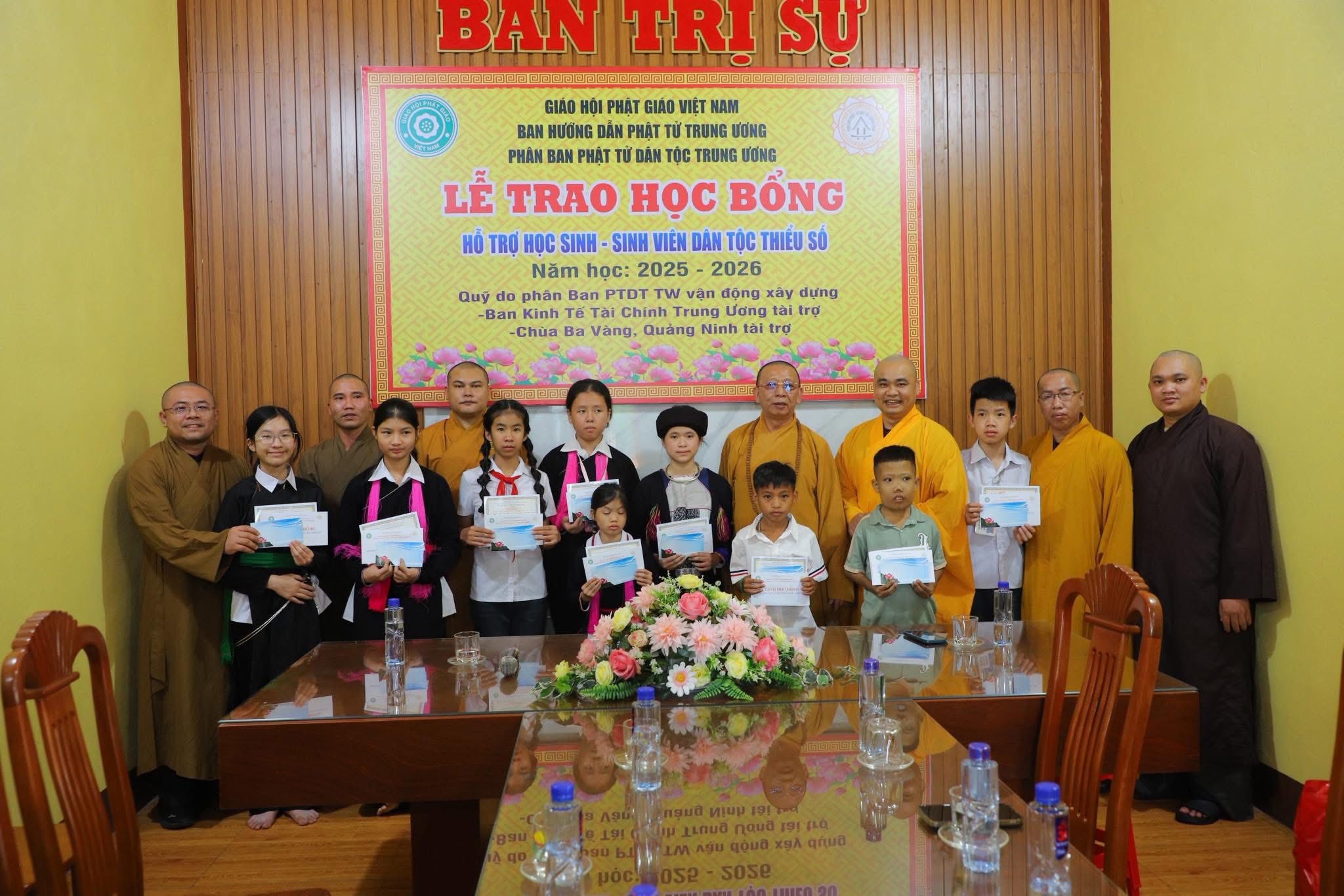 Hai con nuôi Công an xã Xuân Quang được tiếp sức bằng học bổng "Nâng bước ước mơ" 1 568468509 122222639438090189 634494648007481799 n