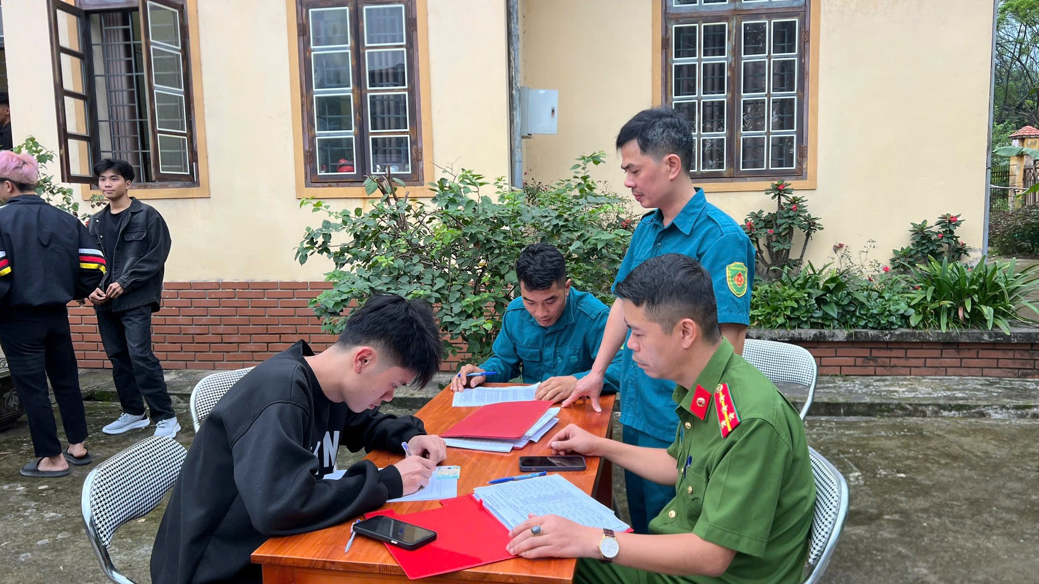 Tằng Loỏng khám sơ tuyển nghĩa vụ quân sự và công an nghĩa vụ năm 2026: Thanh niên hăng hái lên đường vì Tổ quốc 5 569276579 1166607718906485 87474779999825949 n