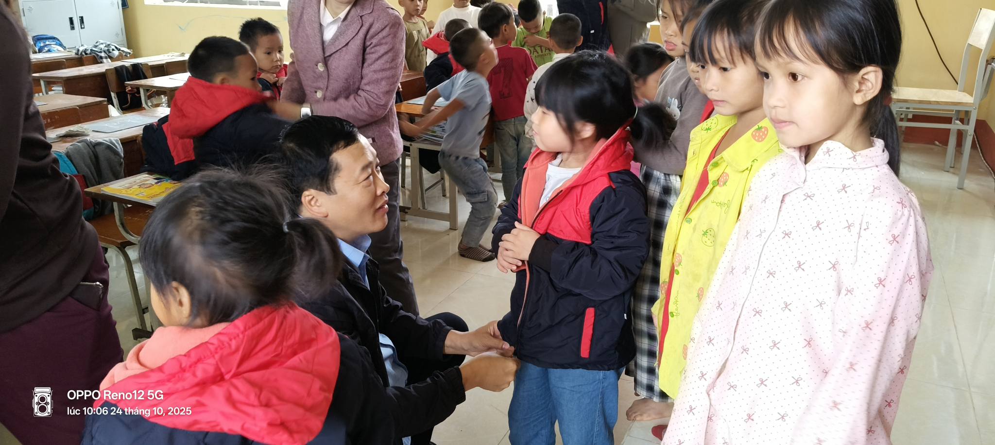Sơn Lương kiểm tra, khắc phục sau bão số 10: Chung tay vì an toàn học đường và đời sống người dân 3 569358709 1337547721495697 4064541583545478016 n