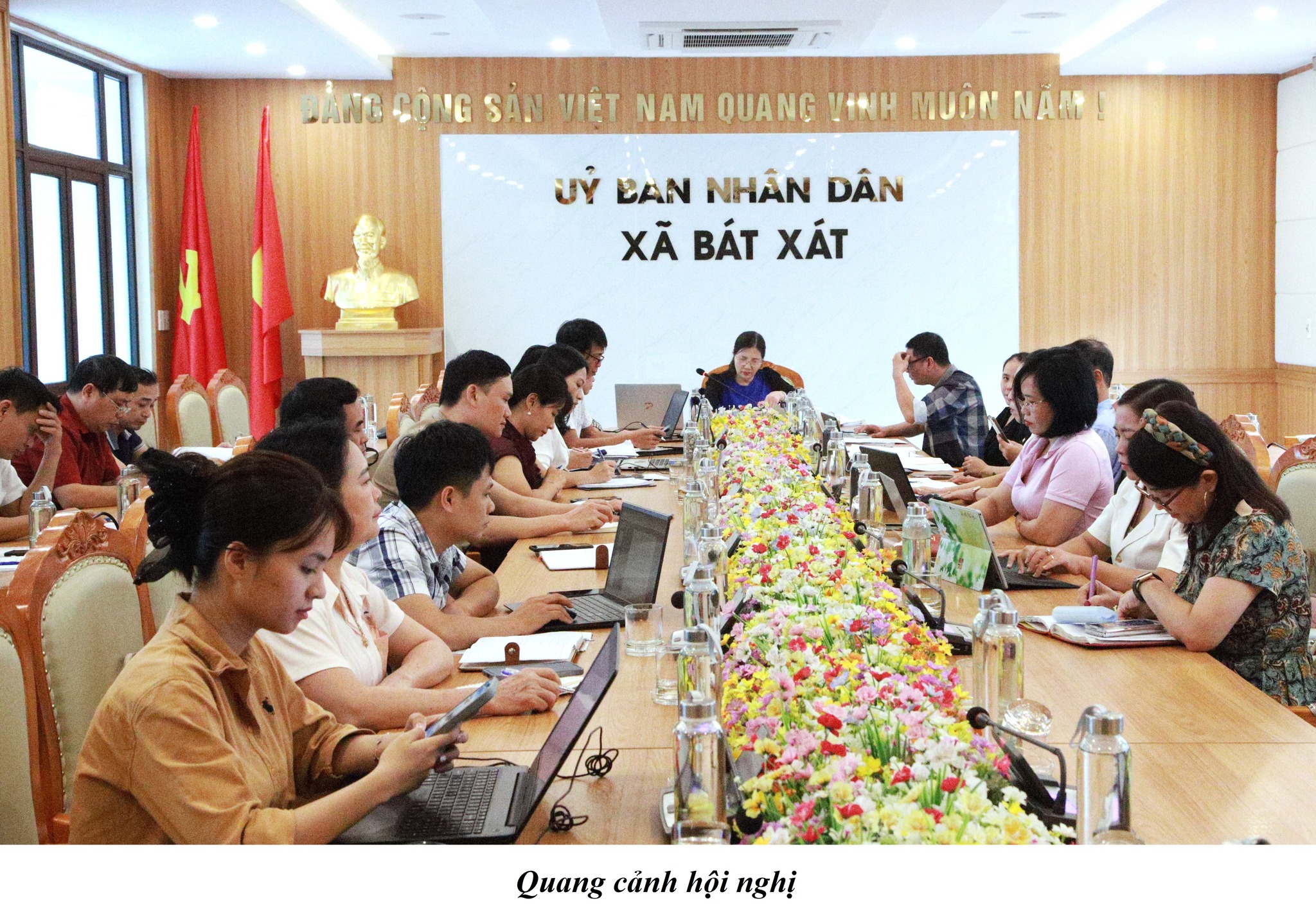 Bát Xát tăng tốc cải cách hành chính, chuyển đổi số để phục vụ Nhân dân tốt hơn 1 569409515 749789568119853 3828101581398627870 n