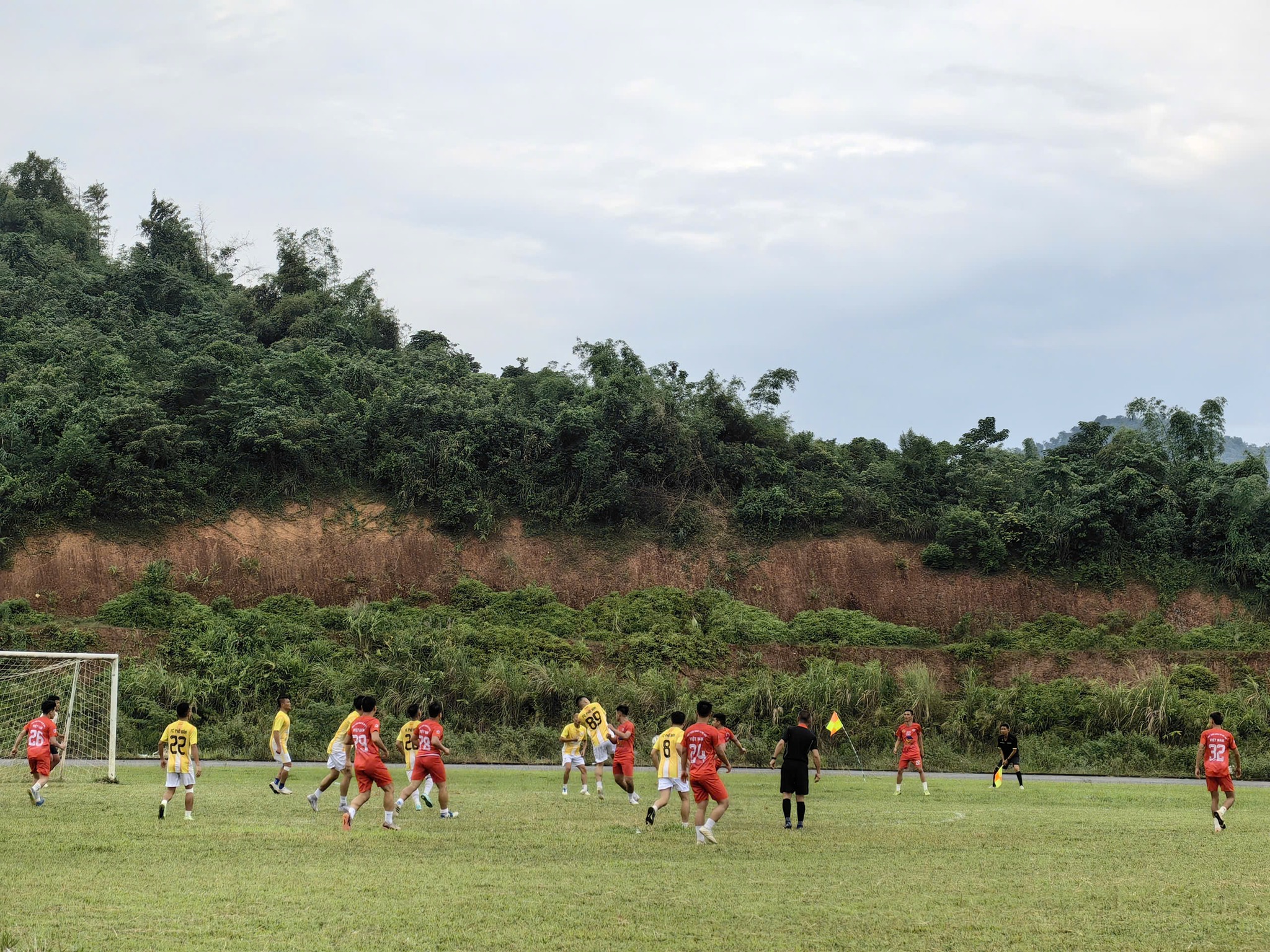 FC Phố Bản vô địch Giải bóng đá thanh niên tỉnh Lào Cai 2025: Sân chơi của tinh thần đoàn kết và khát vọng tuổi trẻ 4 569955870 797592309912813 8403583826940737459 n
