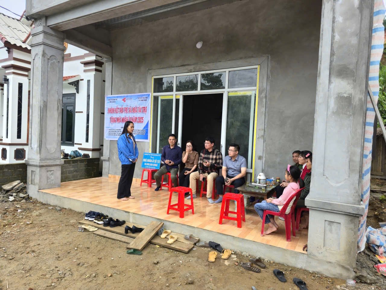 Kết nối yêu thương: Nhóm Kết nối trẻ và nhà tài trợ trao 50 triệu đồng giúp gia đình khó khăn xây dựng mái ấm 4 570064938 122139726440939830 7708342277941545601 n