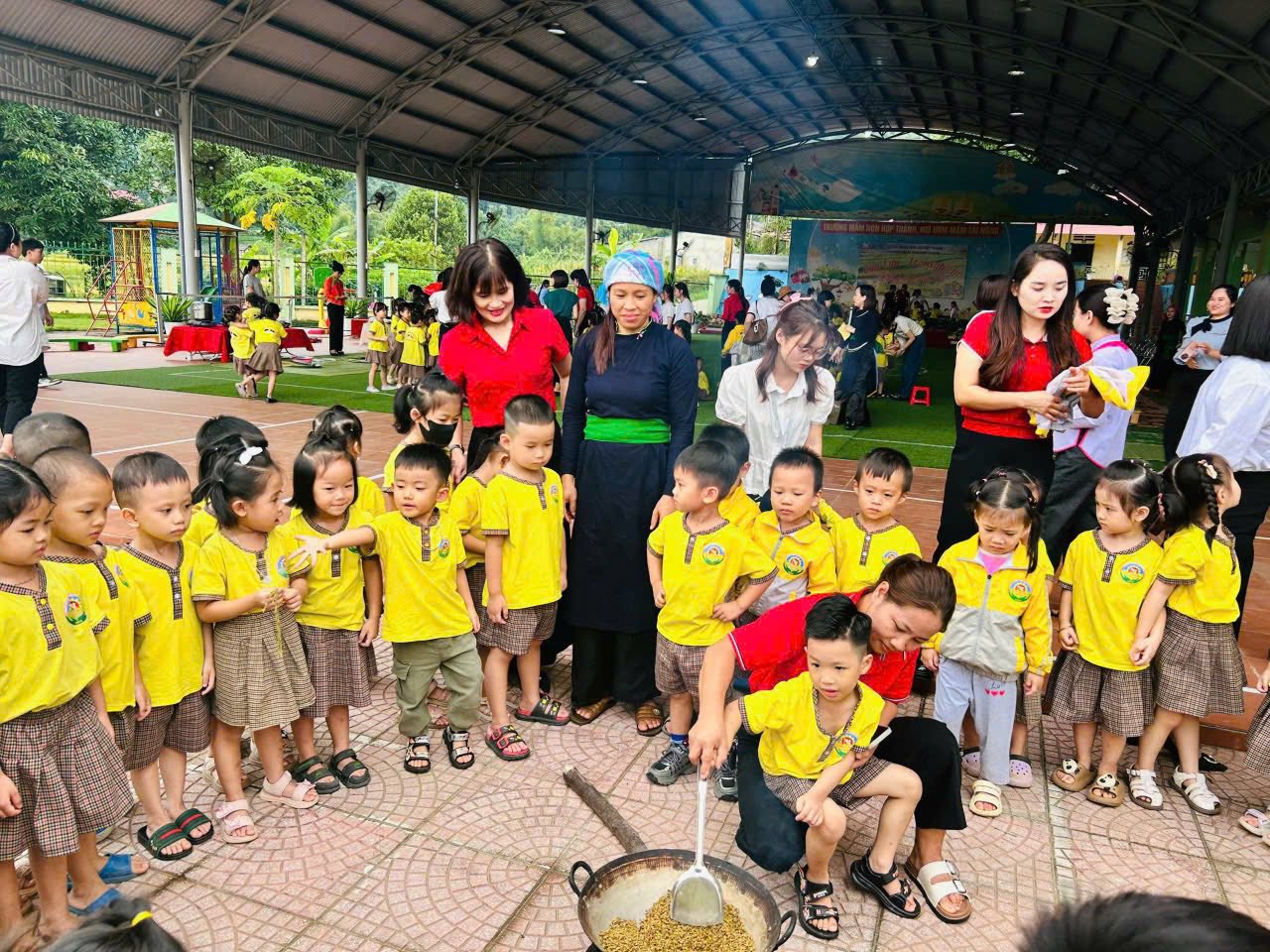 Trường Mầm non Bình Minh cho trẻ trải nghiệm “Hương cốm Hợp Thành”: Học từ hạt ngọc mùa thu 6 570133475 122139325616925719 9217942310327407439 n