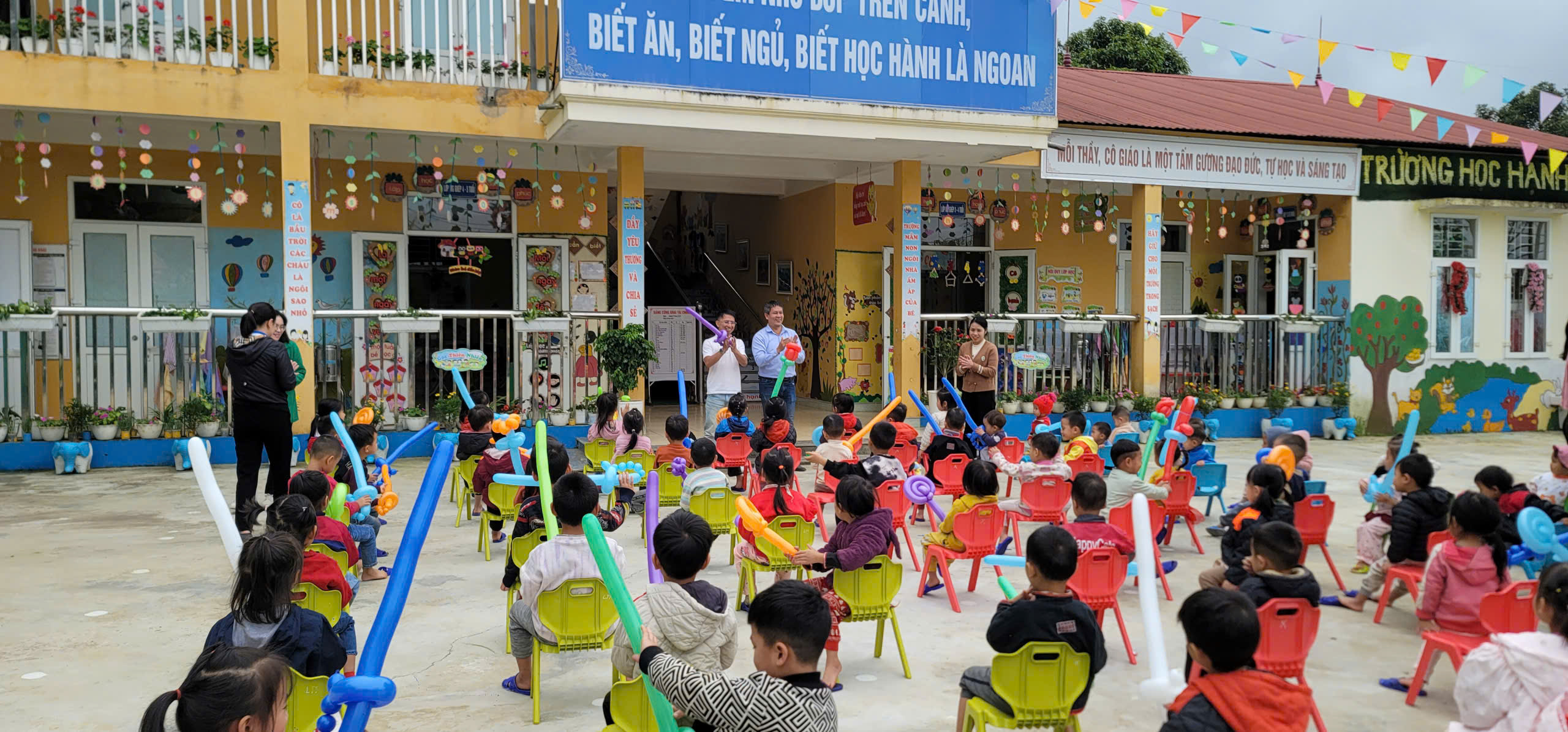 Nghĩa tình từ phương Nam đến với bà con Sơn Lương sau bão số 10 4 570336471 1341084887808647 4667889658769047842 n