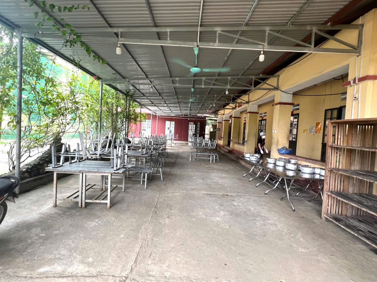 Ấm lòng học sinh nội trú Văn Bàn: Công an xã hỗ trợ 30 triệu đồng nâng cấp bếp ăn tập thể 4 570378994 795009000032477 4194640424258198379 n