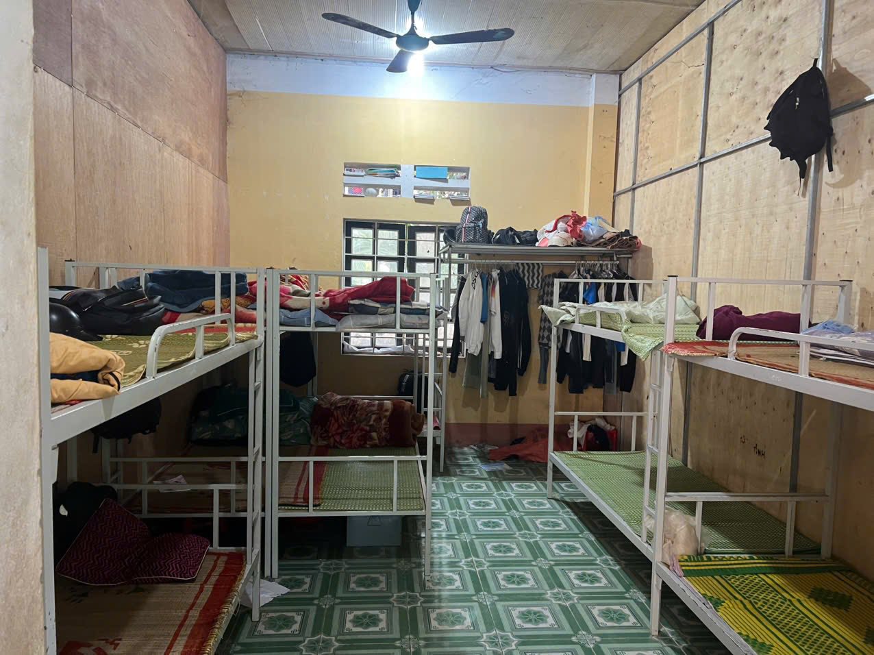 Ấm lòng học sinh nội trú Văn Bàn: Công an xã hỗ trợ 30 triệu đồng nâng cấp bếp ăn tập thể 5 570630115 795009023365808 2923412798696777619 n