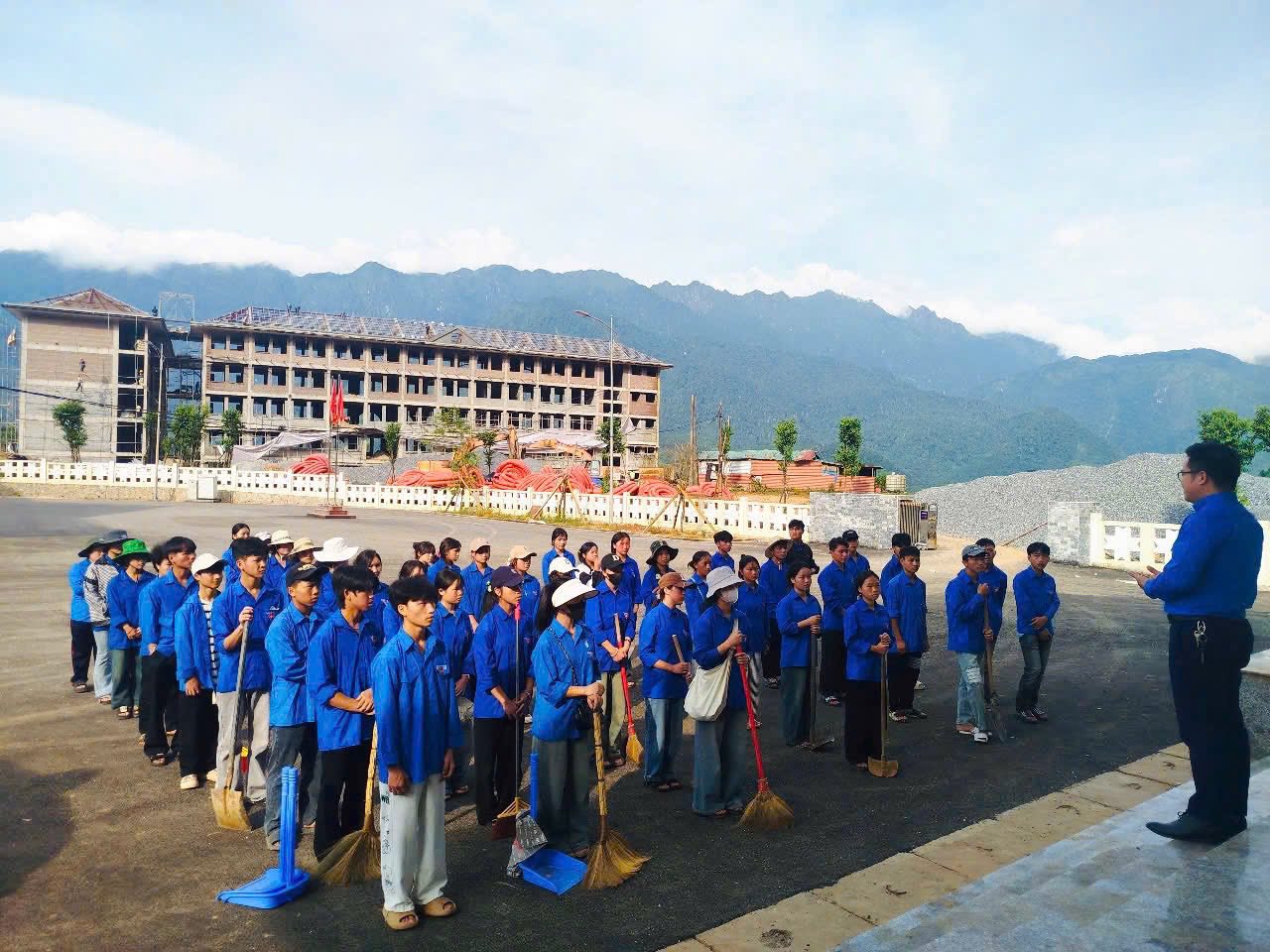 Tuổi trẻ Lào Cai đồng loạt ra quân “Ngày Chủ nhật xanh” lần thứ VII: Lan tỏa nếp sống văn minh, xây dựng quê hương sáng – xanh – sạch – đẹp 1 571022590 1133512202306315 5605059580246048564 n