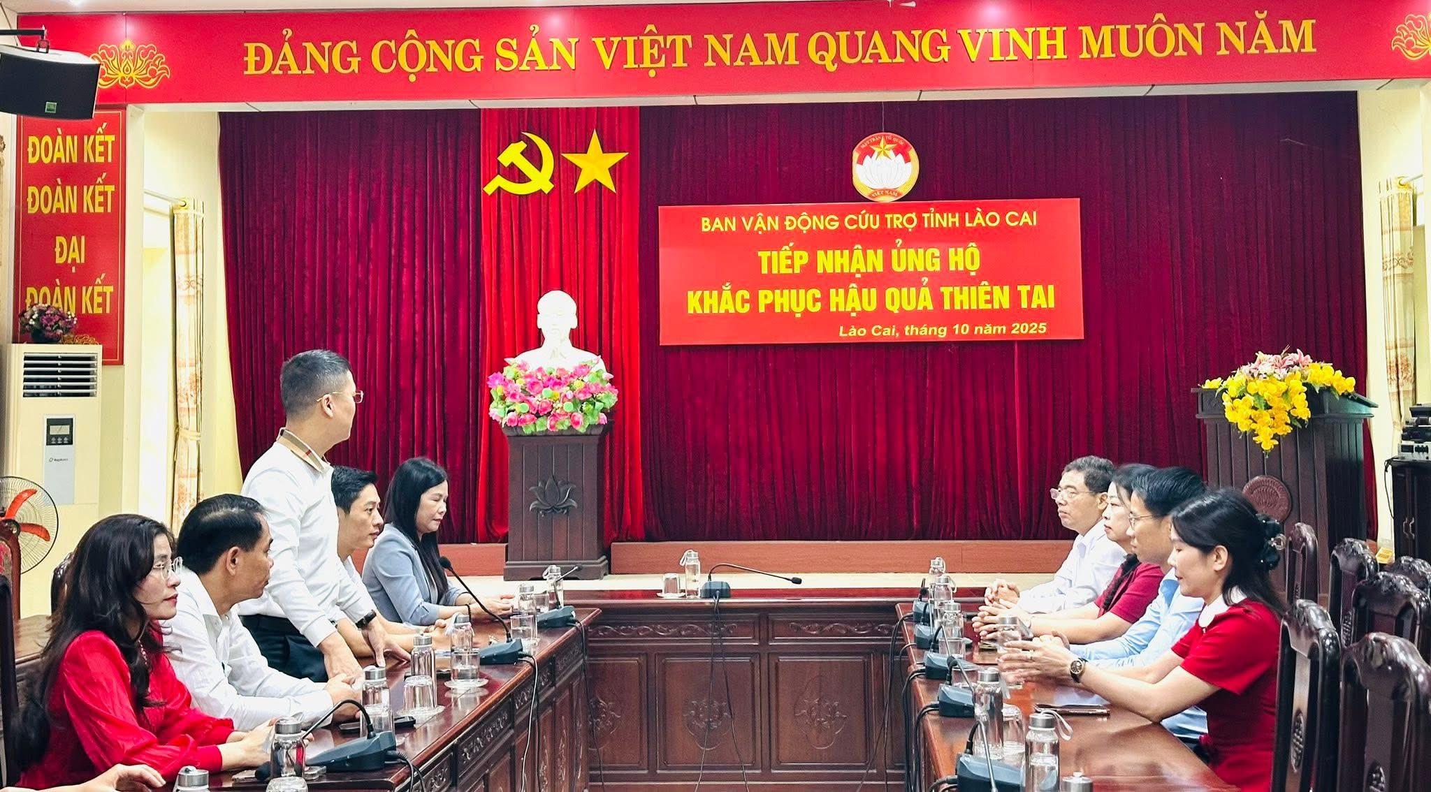 Phường Lào Cai quyên góp gần 1 tỷ đồng sẻ chia với đồng bào vùng thiên tai 2 571131025 843870101482813 193709780145127758 n