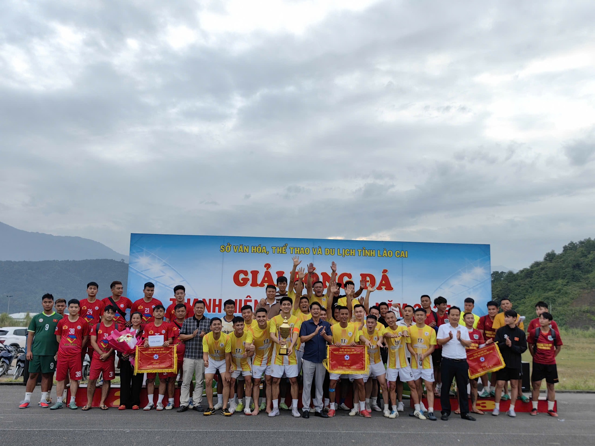 FC Phố Bản vô địch Giải bóng đá thanh niên tỉnh Lào Cai 2025: Sân chơi của tinh thần đoàn kết và khát vọng tuổi trẻ 3 571147388 797592393246138 9185603452518130362 n