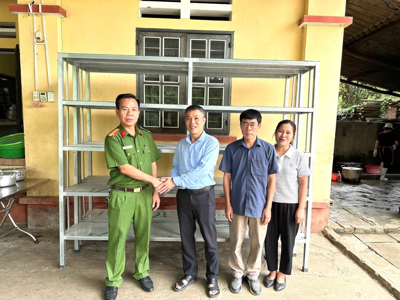 Ấm lòng học sinh nội trú Văn Bàn: Công an xã hỗ trợ 30 triệu đồng nâng cấp bếp ăn tập thể 3 571152483 795009016699142 5134772918211307013 n