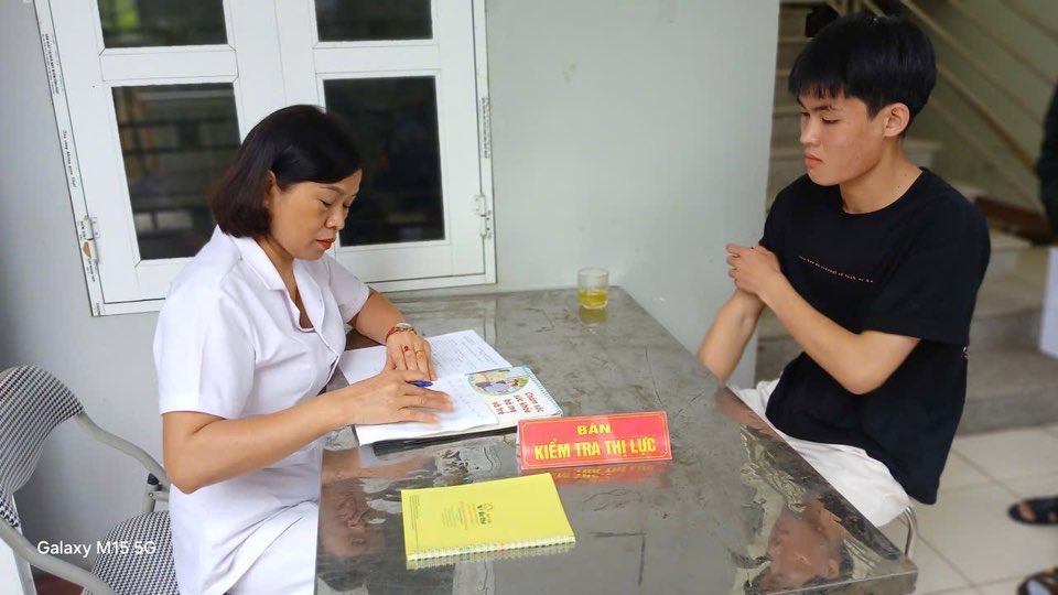 Hơn 450 thanh niên phường Trung Tâm tham gia khám sơ tuyển nghĩa vụ quân sự năm 2025 2 571169669 770051902730156 1746215551921819962 n
