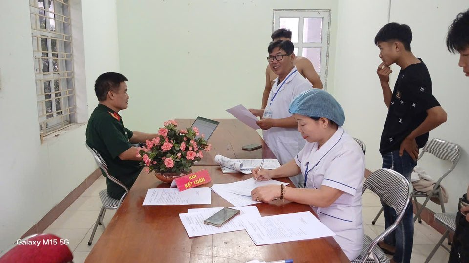 Hơn 450 thanh niên phường Trung Tâm tham gia khám sơ tuyển nghĩa vụ quân sự năm 2025 5 571169670 770052052730141 5417978595806431633 n