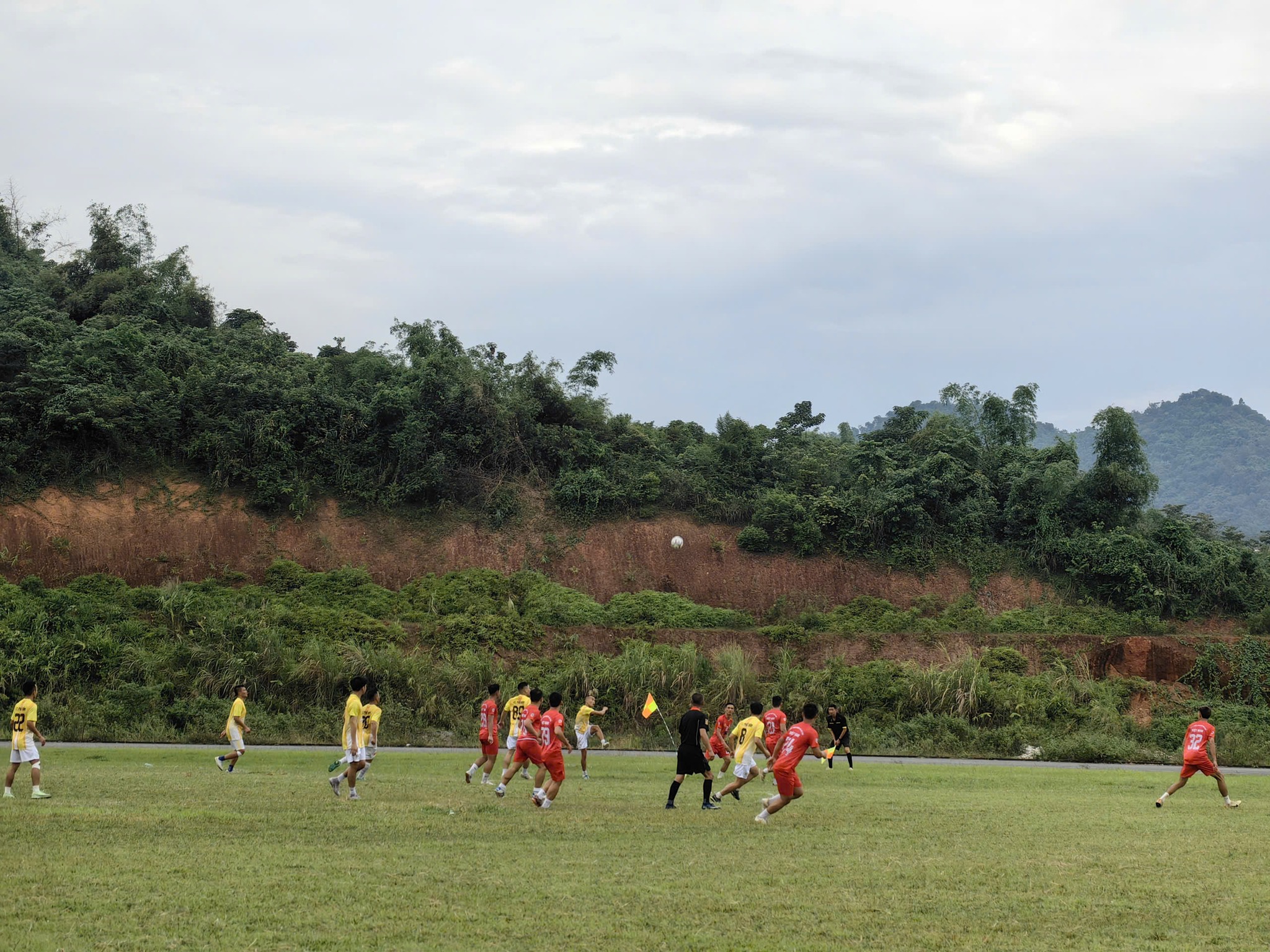 FC Phố Bản vô địch Giải bóng đá thanh niên tỉnh Lào Cai 2025: Sân chơi của tinh thần đoàn kết và khát vọng tuổi trẻ 6 571178709 797592296579481 911516281565493887 n