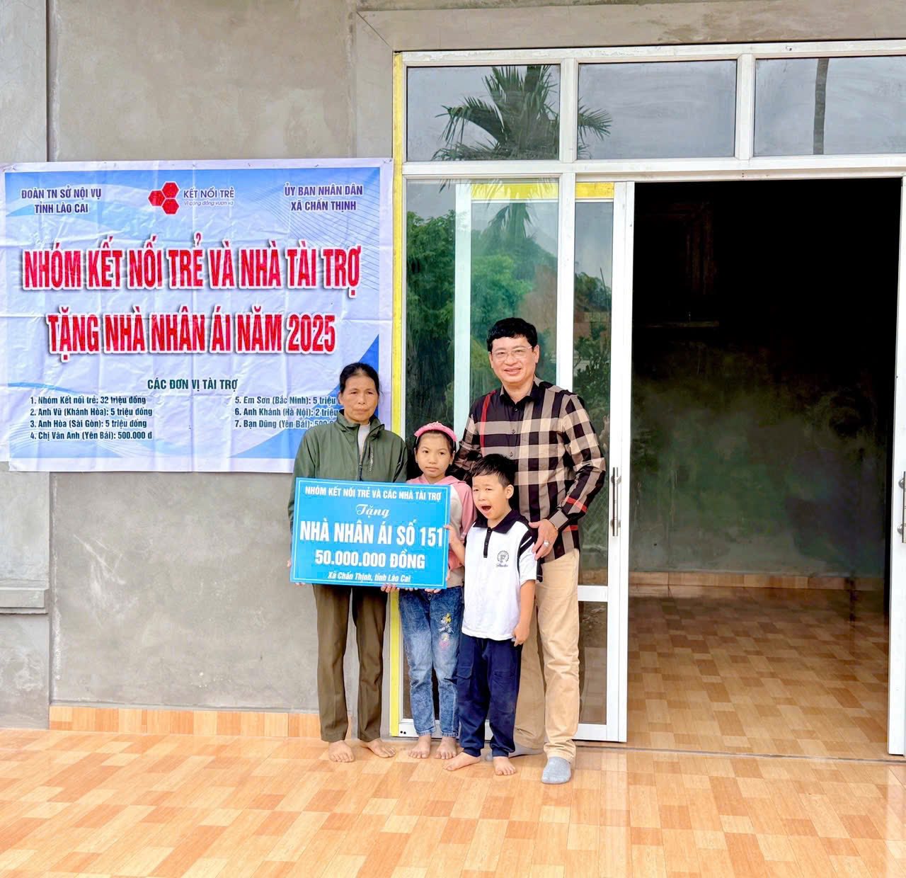 Kết nối yêu thương: Nhóm Kết nối trẻ và nhà tài trợ trao 50 triệu đồng giúp gia đình khó khăn xây dựng mái ấm 2 571179015 122139726428939830 1000341633385832848 n