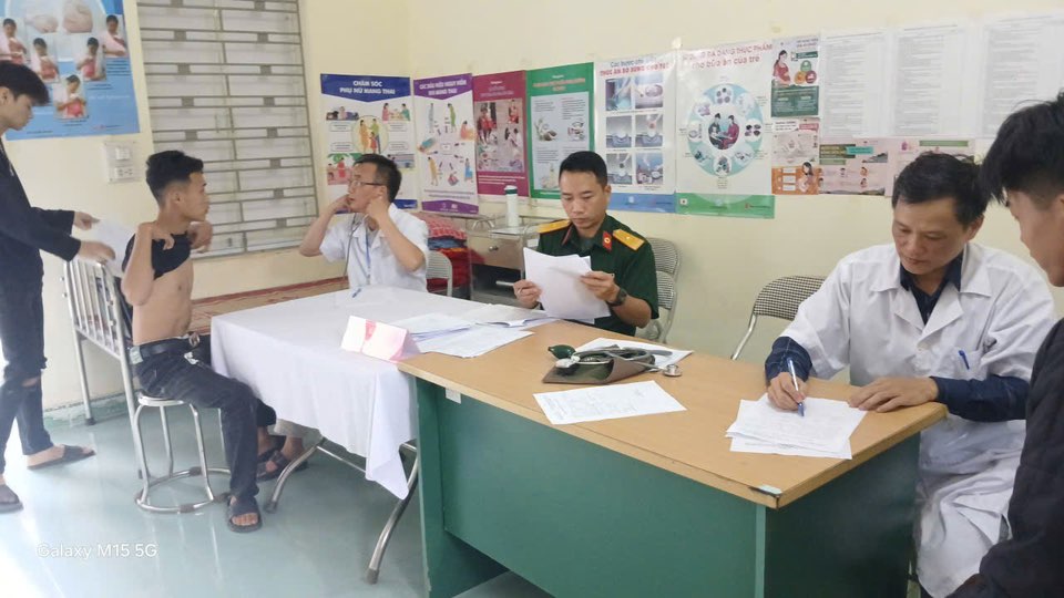Hơn 450 thanh niên phường Trung Tâm tham gia khám sơ tuyển nghĩa vụ quân sự năm 2025 6 571186539 770052129396800 5451032963547692727 n
