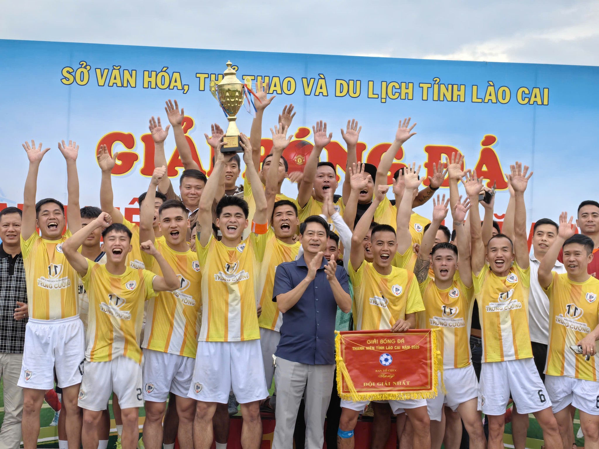 FC Phố Bản vô địch Giải bóng đá thanh niên tỉnh Lào Cai 2025: Sân chơi của tinh thần đoàn kết và khát vọng tuổi trẻ 1 571196214 797592436579467 6324981840332838086 n