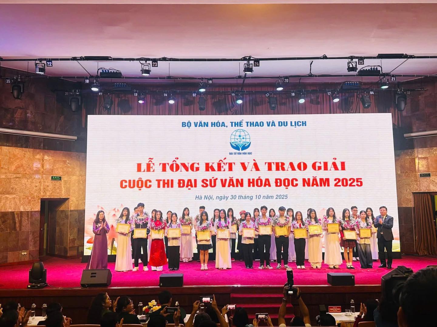 Nguyễn Phương Linh – "Ngọn lửa giữa những trang sách" từ Trường THPT số 1 Bát Xát 1 571202169 1250370383562305 765903190910275687 n