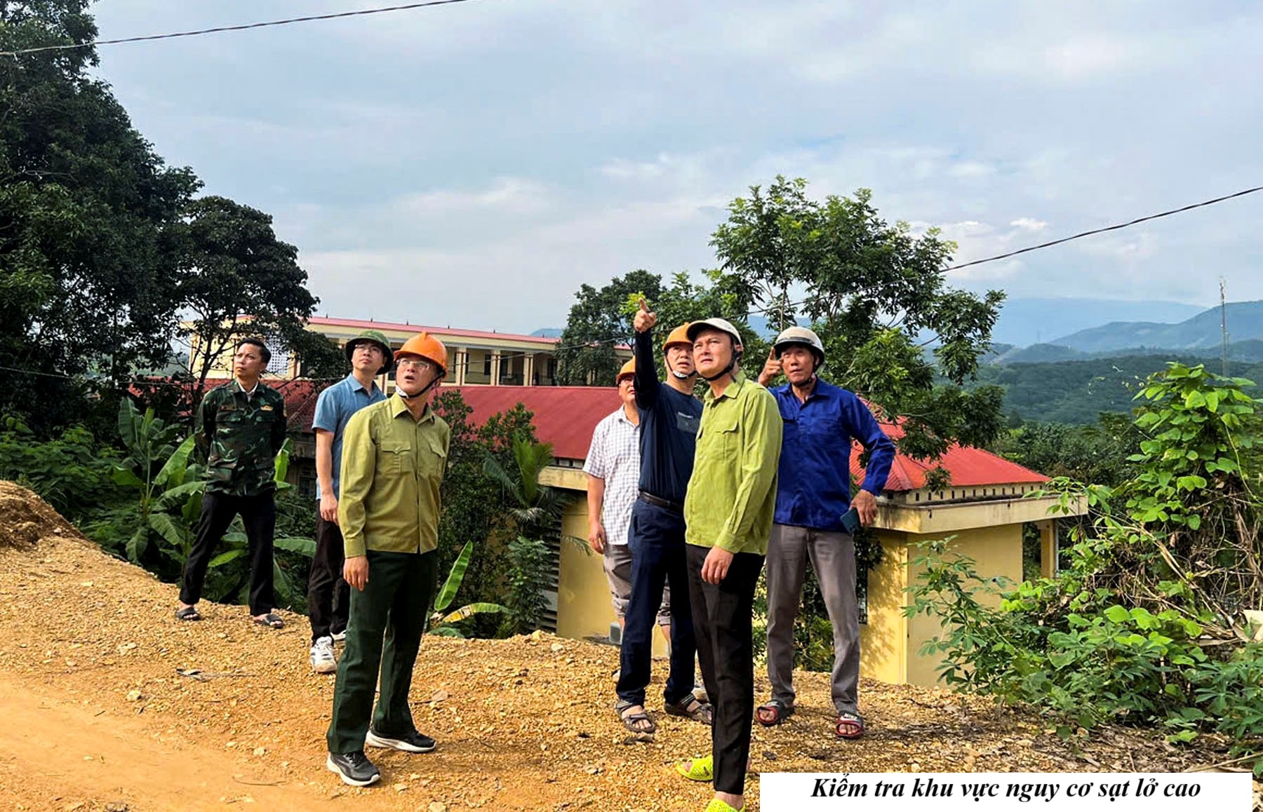 Đảng ủy xã Trịnh Tường tăng cường thăm cơ sở, lắng nghe dân, xây dựng niềm tin từ những điều gần gũi 3 571209967 752796057819204 2911516897157422409 n