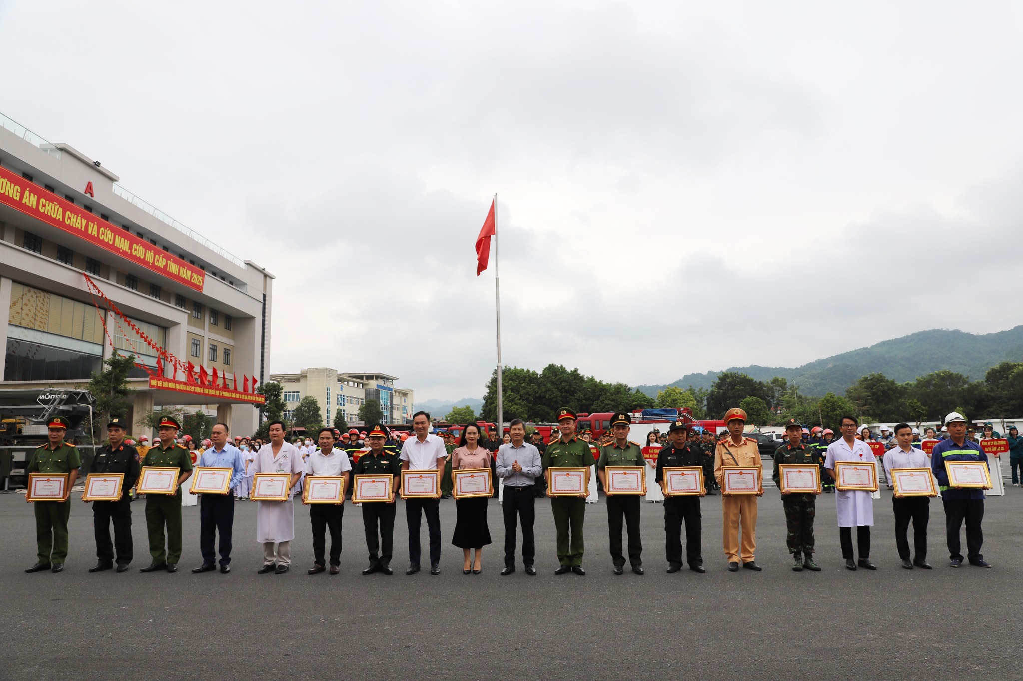 Lào Cai: Thực tập phương án chữa cháy và cứu nạn cứu hộ cấp tỉnh năm 2025 11 571211145 1142321921406537 1960805935144814604 n