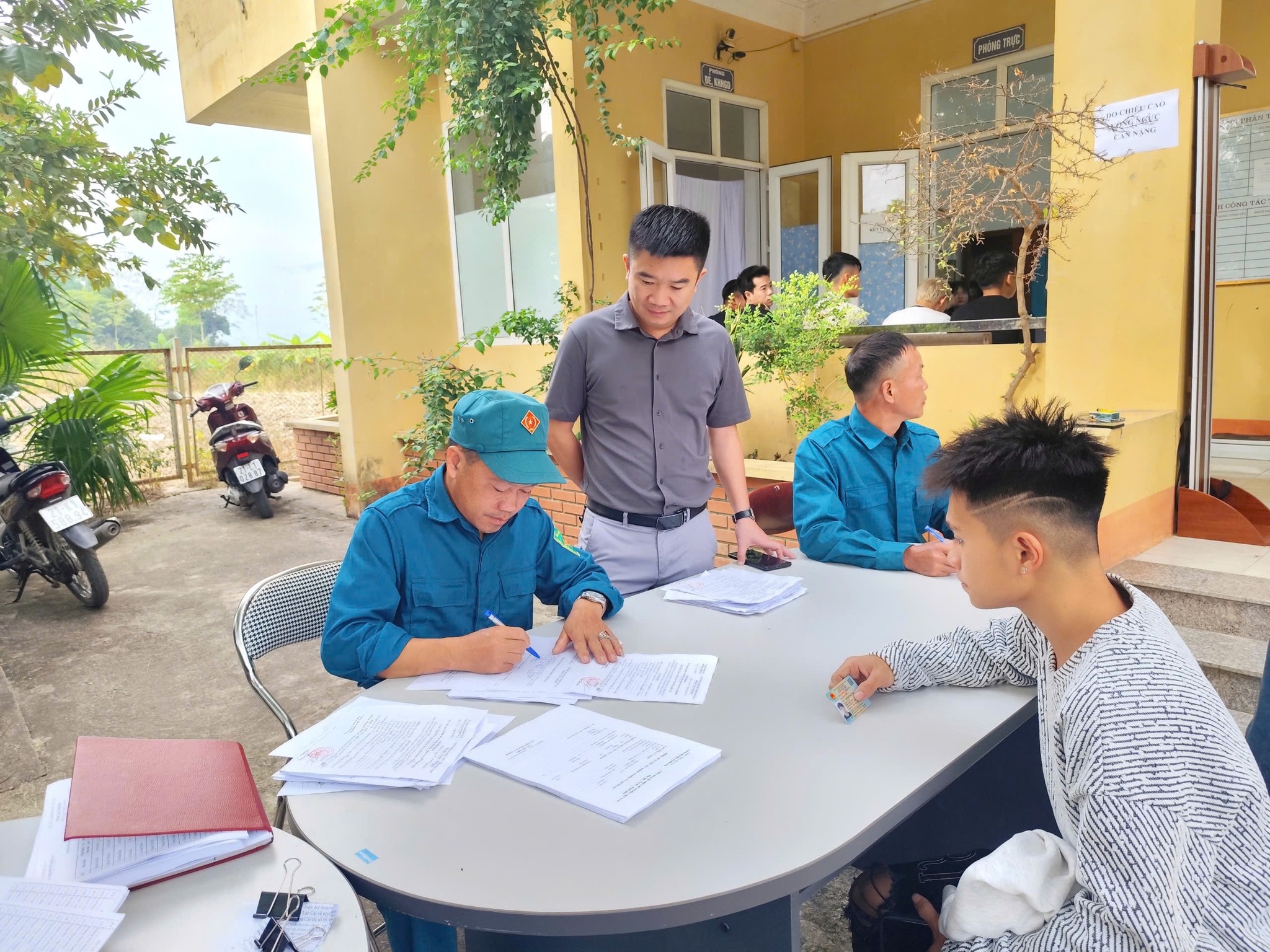 Thanh niên phường Nghĩa Lộ hăng hái tham gia khám tuyển nghĩa vụ quân sự năm 2026 5 571215814 771690562566290 3672071562290896908 n