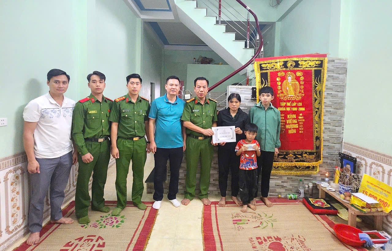 Công an xã Văn Bàn trao tặng 100 triệu của Quỹ Thiện Tâm cho gia đình nạn nhân thứ 3 vụ xe ô tô bán tải bị nạn 1 571217419 795885339944843 4933867887546247937 n Copy Copy 1