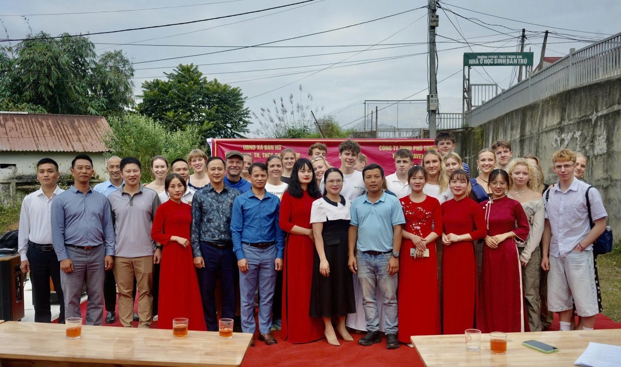 Khánh thành sân chơi cho học sinh cụm trường Thanh Kim, xã Bản Hồ: kết nối tấm lòng nhân ái từ Đan Mạch đến vùng cao Sa Pa 12 571238890 1358626729606722 3519816916635763112 n